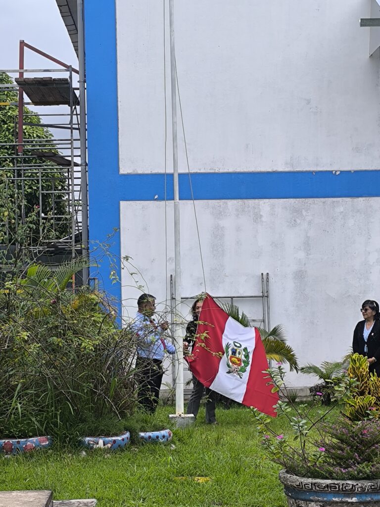 Fervor Patriótico en el Izamiento de la bandera en el IESP Padre Abad